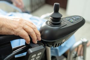 Invalidski skuter omogoča lažje opravljanje vsakodnevnih opravkov.